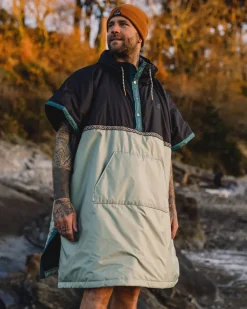 Passenger Accessories|Outdoor Living>Outback Recycled Pull Over Changing Robe True Black/Pistachio