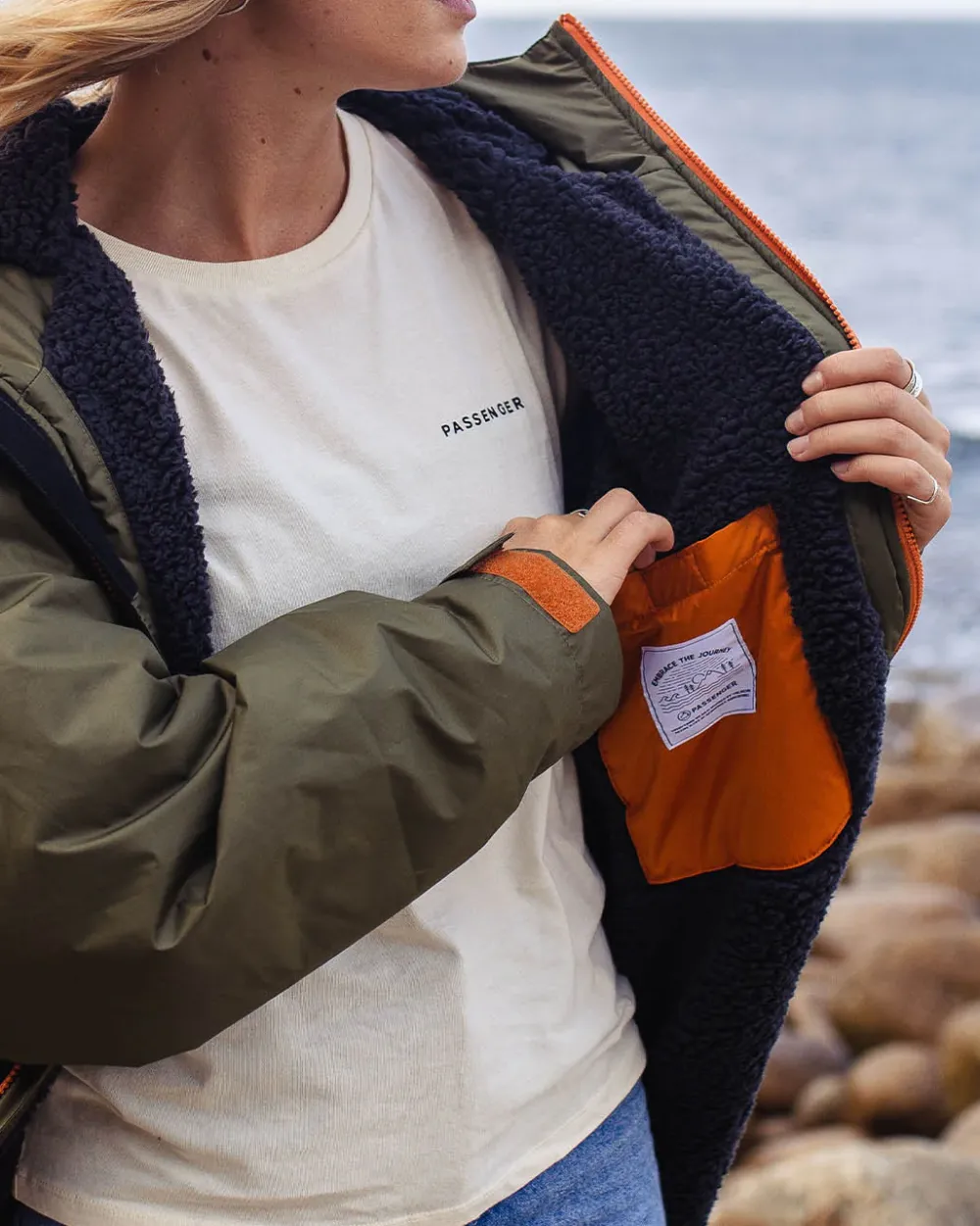 Floris van Bommel Surf Accessories|Surf Accessories>Roaming Recycled Sherpa Lined Changing Robe Black/ Khaki