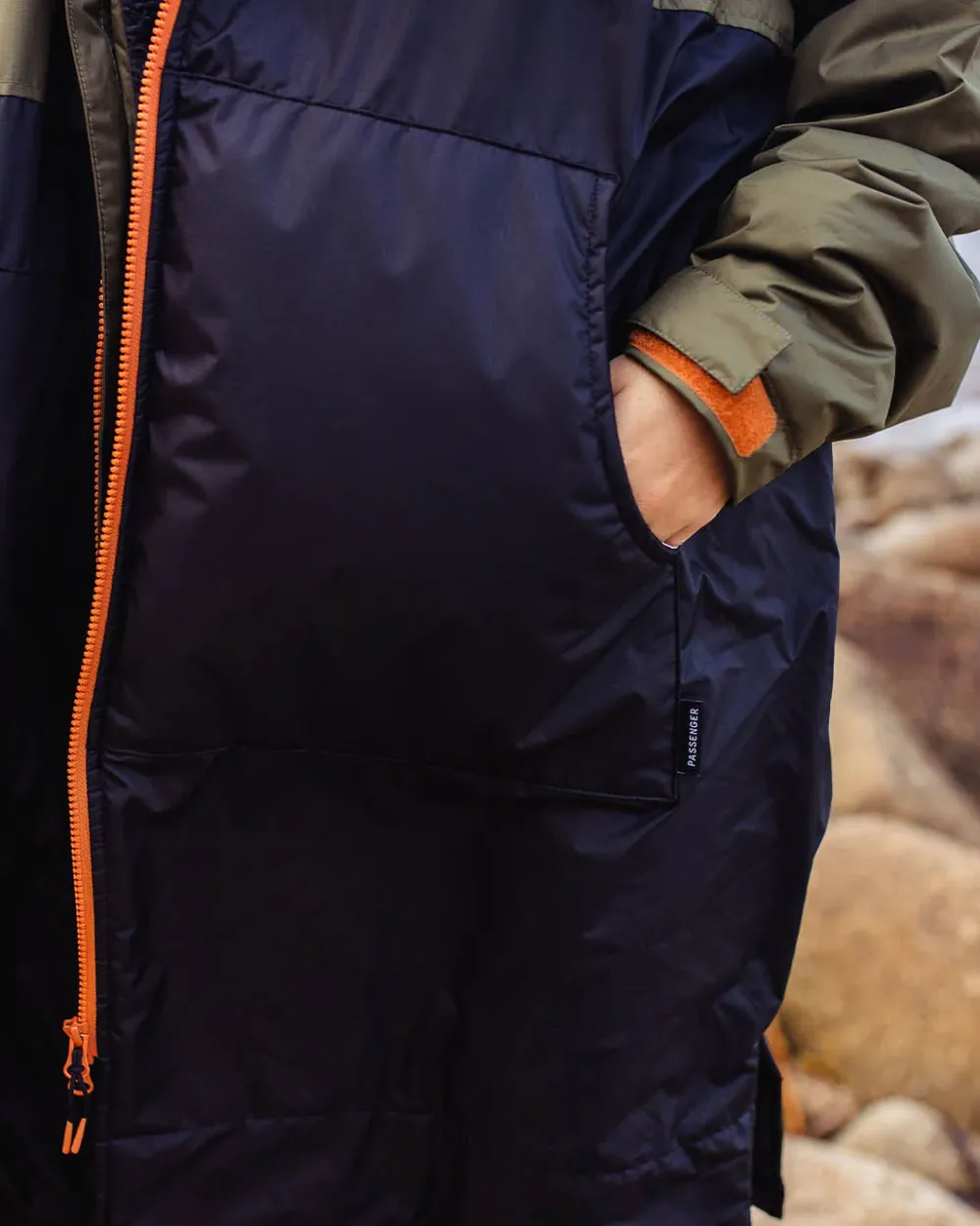 Floris van Bommel Surf Accessories|Surf Accessories>Roaming Recycled Sherpa Lined Changing Robe Black/ Khaki