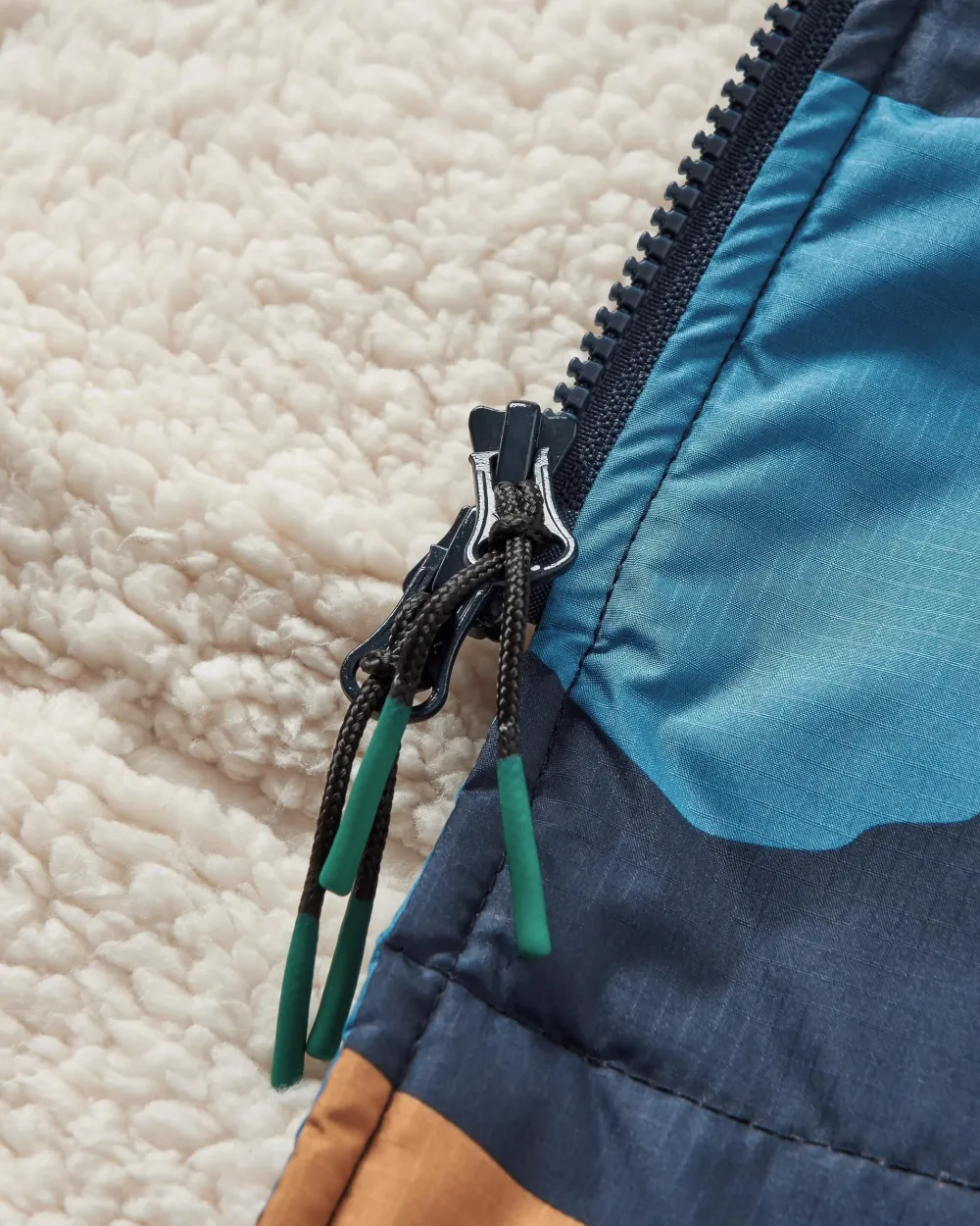 Passenger Surf Accessories|Surf Accessories>Waves Recycled Sherpa Lined Changing Robe Scenic Navy